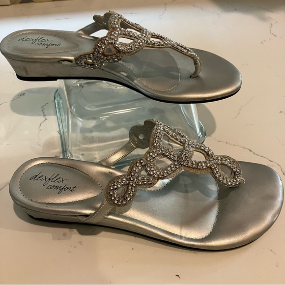 Dexflex Comfort Sz 7.5 WIDE Silver Thong Synthetic Women Sandals - Picture 2 of 11